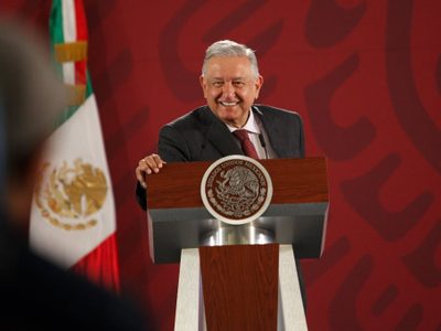 A punto de cumplir un año en el poder, AMLO presume aumento del salario mínimo y programas sociales