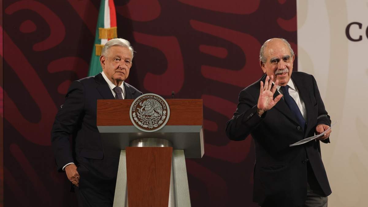 El presidente López Obrador y Pablo Gómez, titular de la UIF