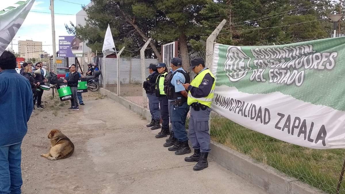 Trabajadores de ATE frente al Concejo Deliberante. Fuente:(Facebook).