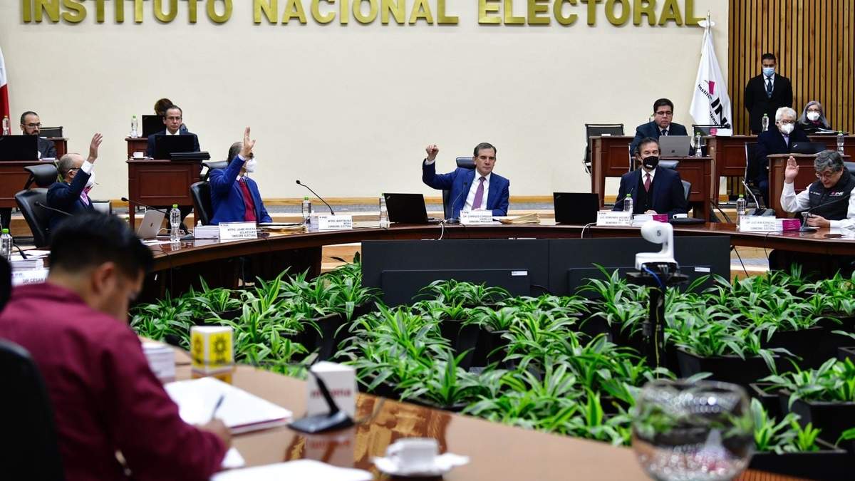 Sesión en el INE