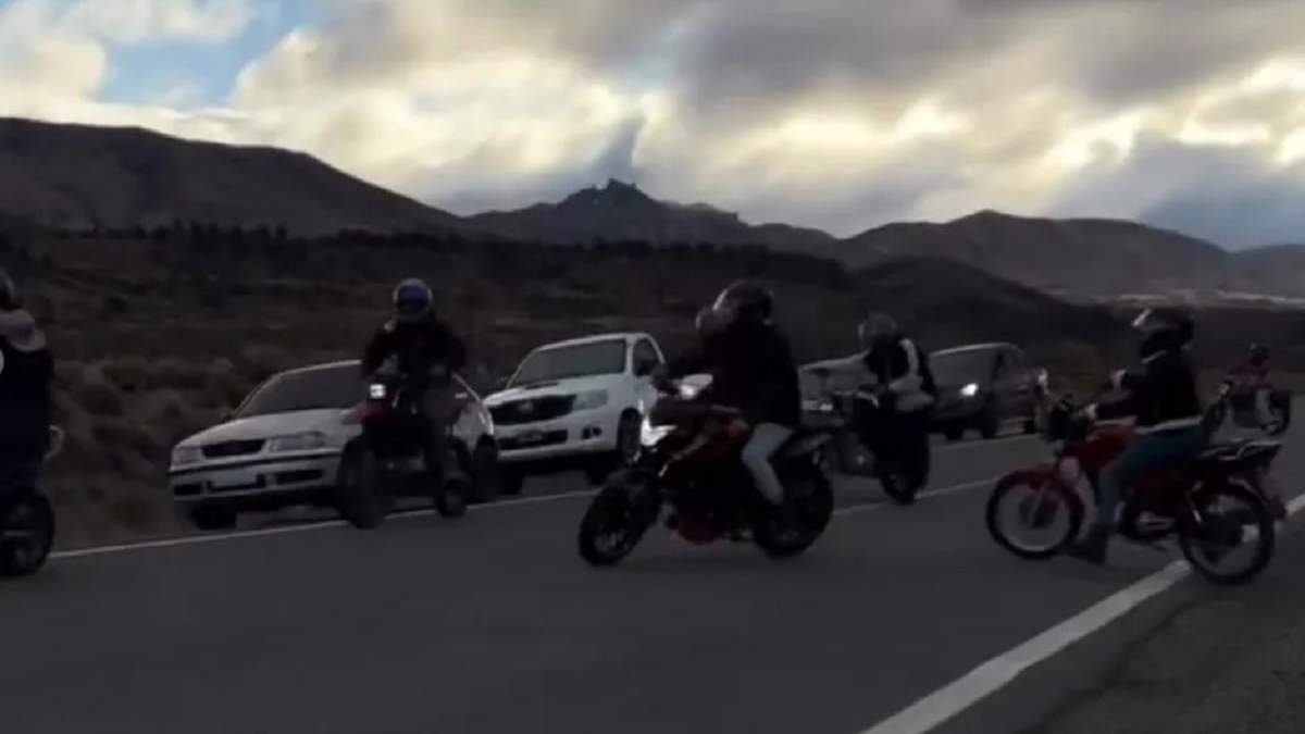 Momento en el que los motoqueros se dispersan ante la llegada de la Policía. Fuente (RSM)