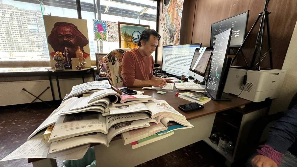 Marx Arriaga en la oficina de la SEP