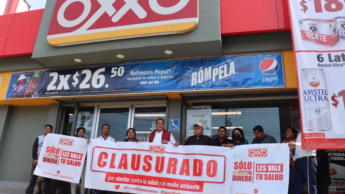 En la imagen, la clausura simbólica de la tienda