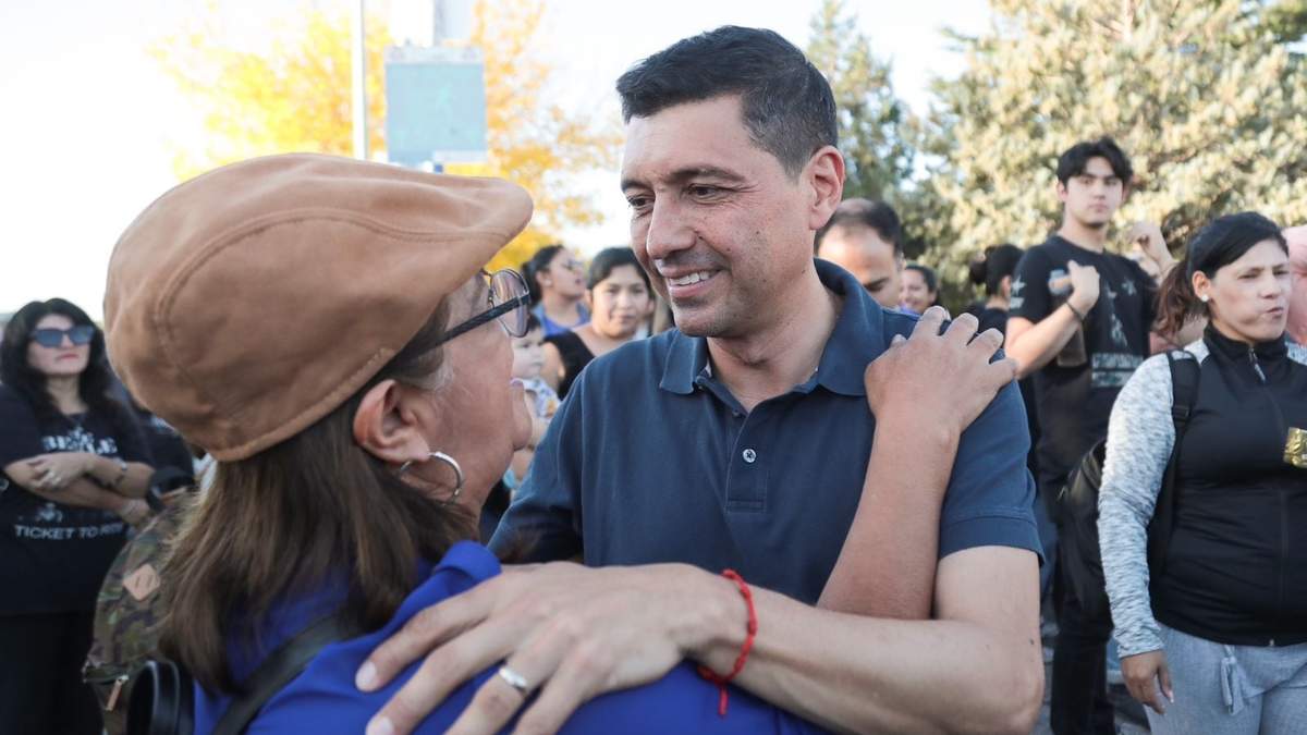 Marcos Koopmann con vecinos de la capital. Fuente: (Marcoskoopmann.com.ar).