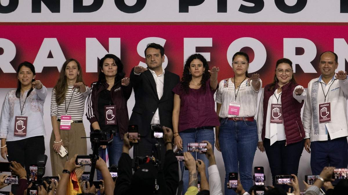 Andrés Manuel López Beltrán y Luisa María Alcalde en la toma de protesta