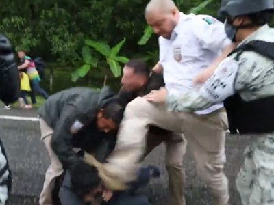El INM suspende a dos agentes por agresión a migrantes en Chiapas
