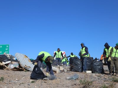 Más de 70 agentes municipales juntaron residuos que fueron arrojados en la meseta de Neuquén