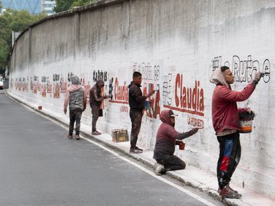 Sheinbaum impugnará orden del INE para que borre 43 bardas en la CDMX