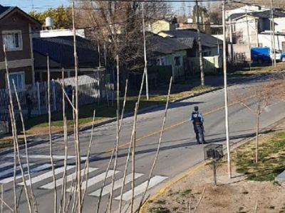 Un vecino de Plottier apuñaló a un agente de la Policía y se atrincheró en su casa
