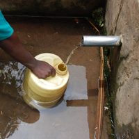 Vecinos encontraron gusanos en el agua potable del barrio Toma 7 de mayo