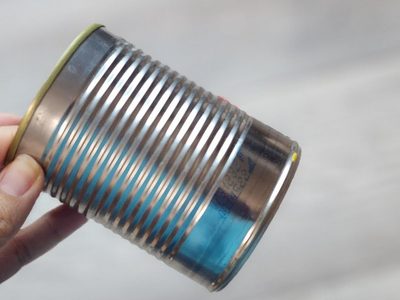 Si tenés latas viejas y algunos corchos, no los tires: creá este hermoso contenedor vintage y muy útil
