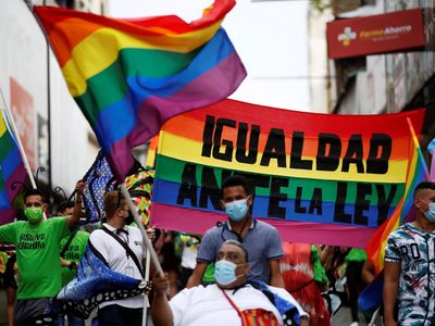"Queremos vivir sin miedo": el colectivo LGBTI se moviliza en la capital de Panamá