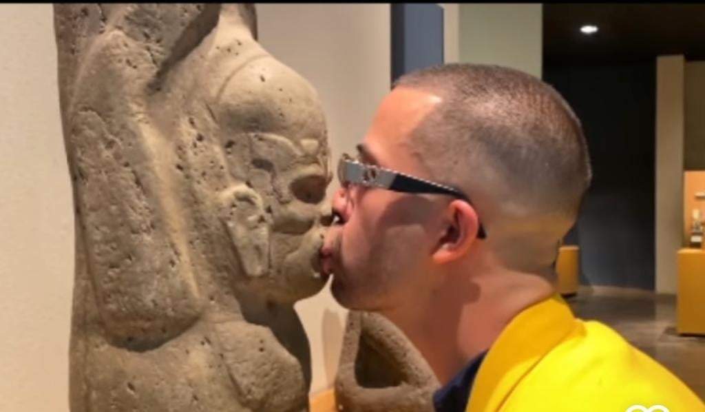 El artista Pepe Romero “besa” y “lame” piezas prehispánicas en el Museo Nacional de Antropología e Historia