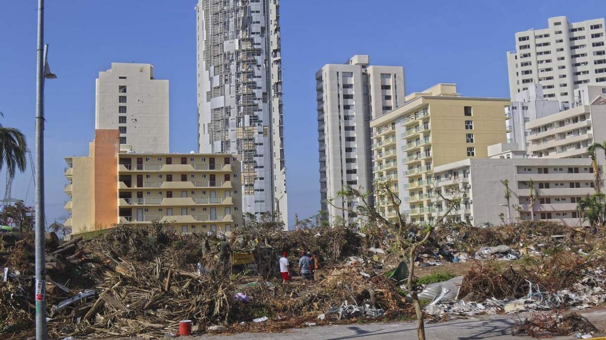 Elementos del Ejército retiraron basura en la costera Miguel Alemán en el puerto de Acapulco este miércoles 8 de noviembre