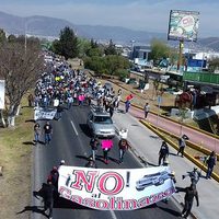 Inconformes con el gasolinazo retienen a cuatro diputados priistas en Hidalgo