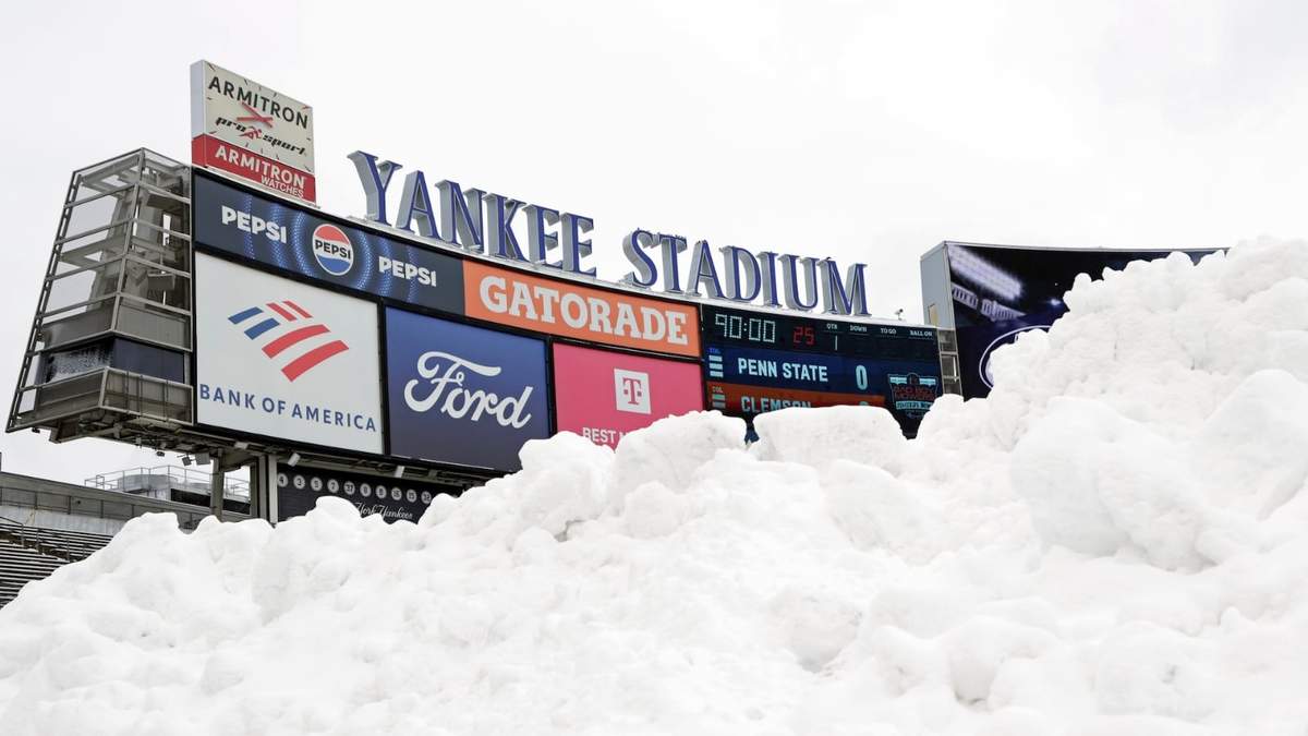 Nieve acumulada en el campo antes del partido de futbol americano universitario entre Clemson y Penn State en el Yankee Stadium el sábado