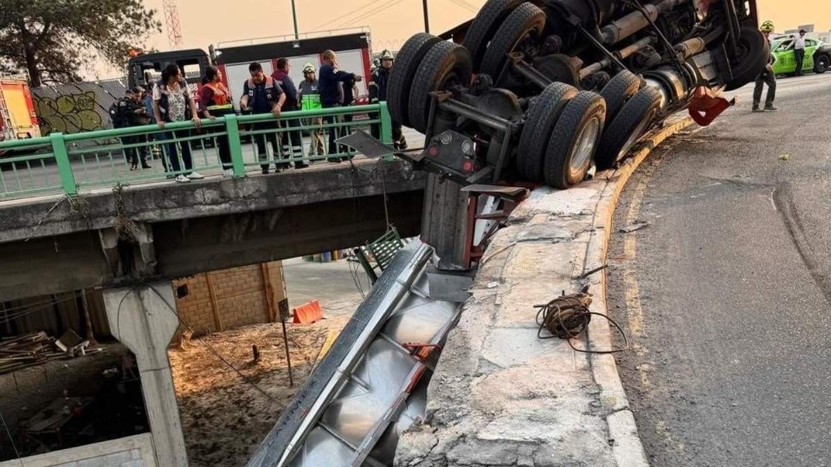 Tráiler se vuelca en Azcapotzalco y su carga queda suspendida de puente vial