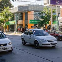 Un taxista fue agredido a golpes y pedradas por menores que protagonizaban una riña en Cipolletti