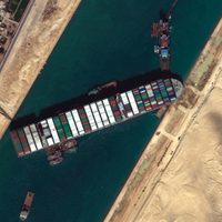 El atasco en el canal de Suez se mantiene con 250 buques a la espera