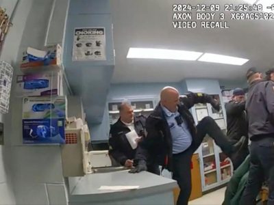 Imágenes muestran a policías de Nueva York golpeando a hombre esposado antes de morir (Video)