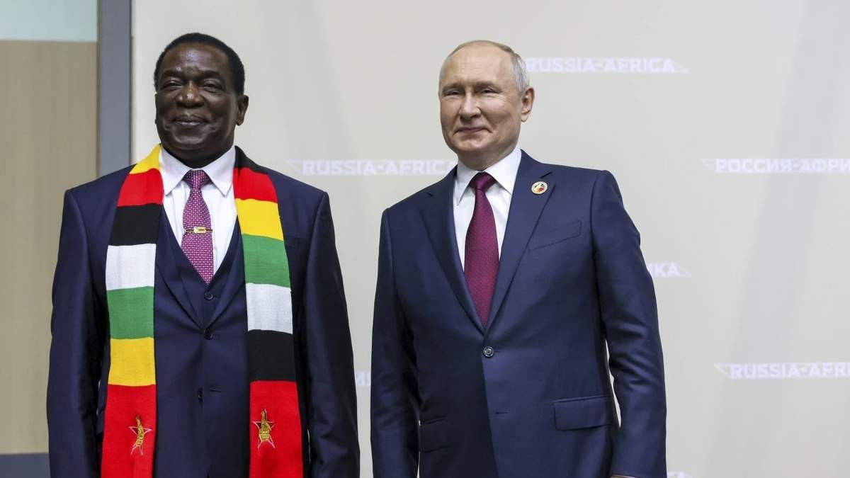 El presiente de Zimbabue, Emmerson Danbudzo Mnangagwa, y el de rusia, Vladimir Putin, en la Cumbre Rusia-África el 27 de julio de 2023