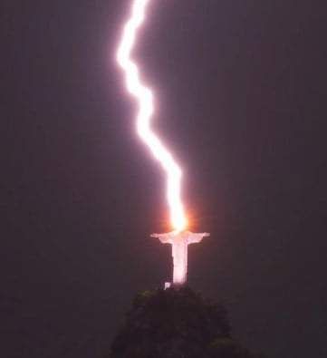 Rayo cae sobre Cristo Redentor en Brasil