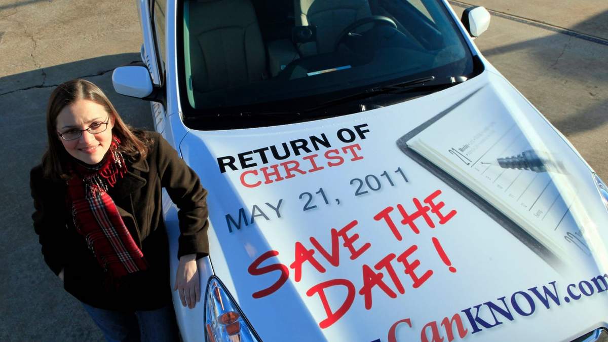 Allison Warden posa con su coche en Raleigh, Carolina del Norte, el 17 de diciembre de 2010, mostrando un mensaje sobre el Arrebatamiento