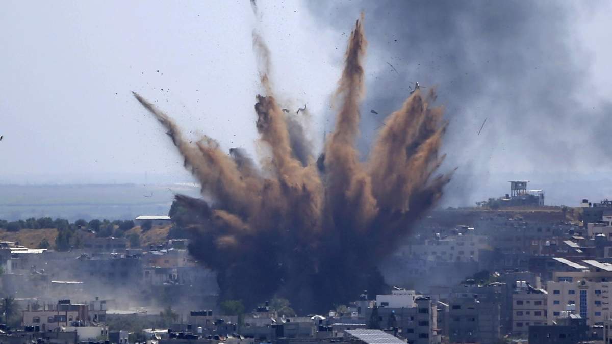 Bombardeo aéreo a un edificio de prensa, en la ciudad palestina de Gaza. Fuente: (Twitter)