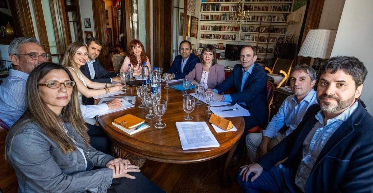 Cristina Kirchner se reunión con nueve economistas