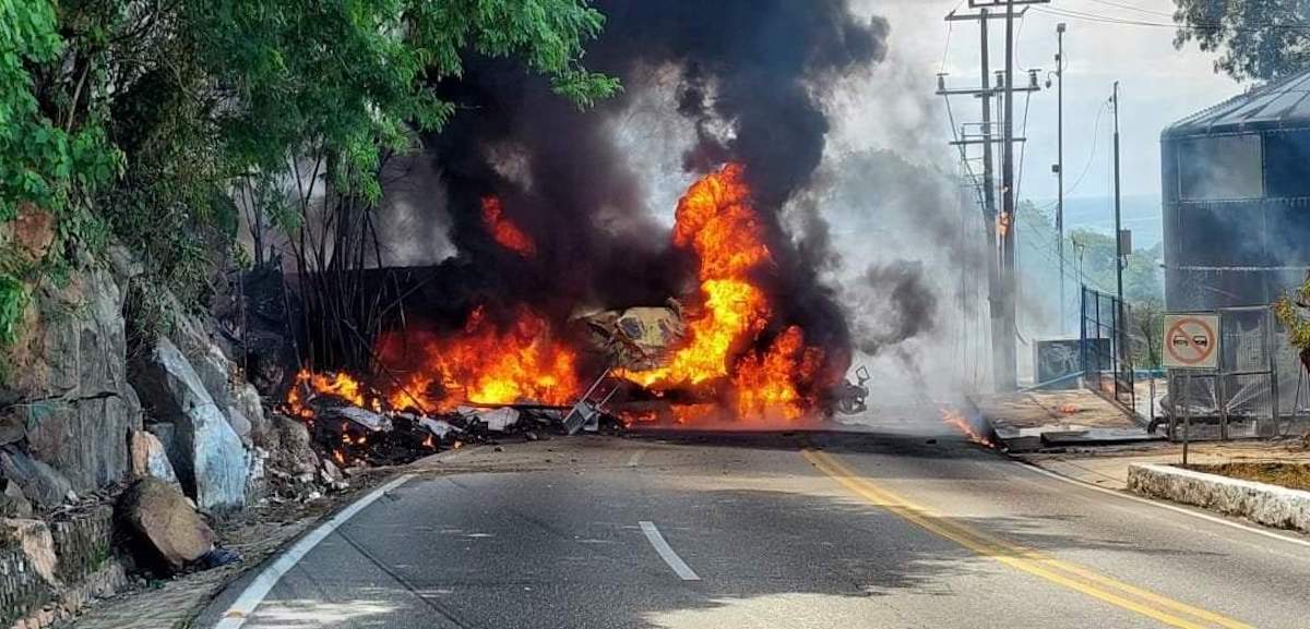 La pipa incendiada en la avenida Escénica