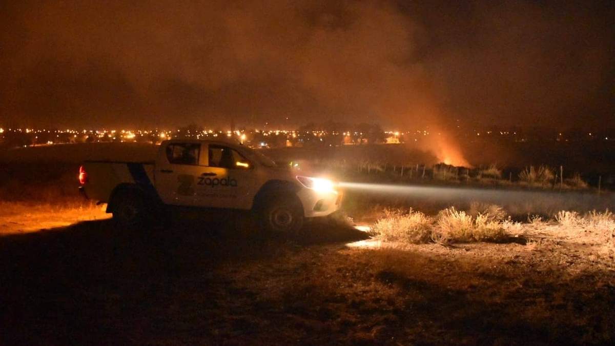 Personal municipal interviene en un incendio en Zapala. Fuente: (Twitter)