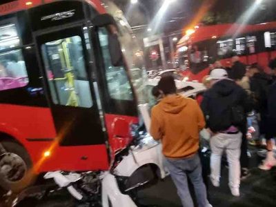 Una persona muere al chocar su vehículo con el Metrobús en Xola y Universidad