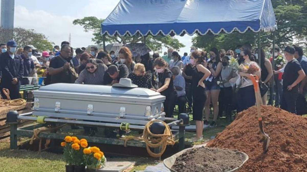 Familiares y simpatizantes dan el último adiós al actor