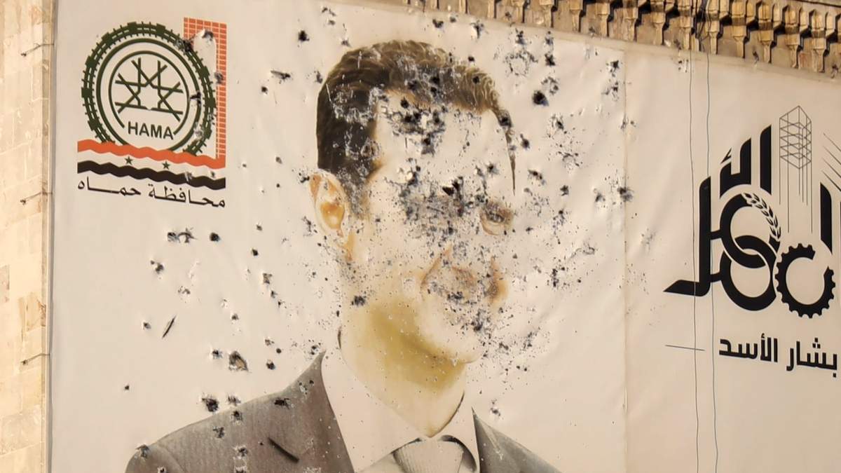 Una imagen del presidente sirio, Bashar al Assad, marcada por disparos, en la oficina del gobierno provincial tras la toma de Hama por parte de la oposición