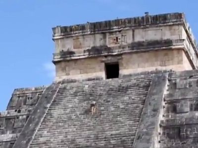 #LadyKukulkán se viraliza por burlar la seguridad y subir la pirámide de Chichen-Itzá