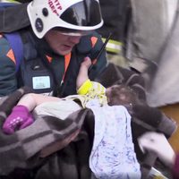 Hallan vivo a un bebé 35 horas después del colapso de un edificio en Rusia