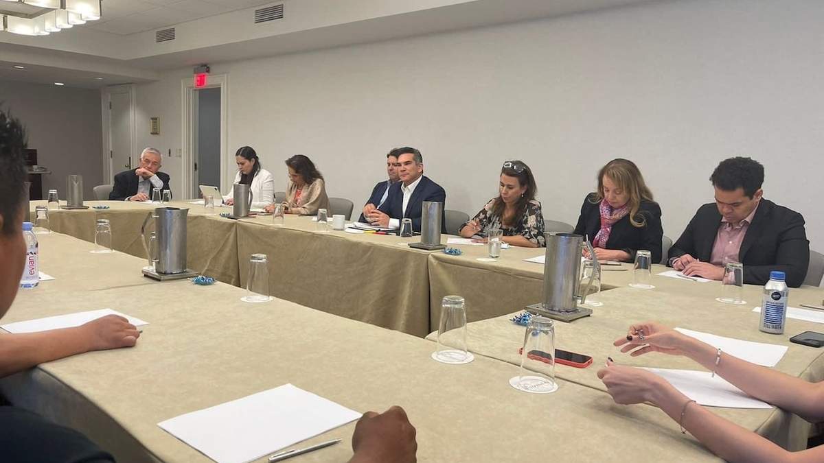 El líder priista en la reunión con migrantes