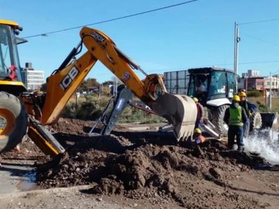 Un acueducto roto dejó sin agua a sectores del oeste neuquino durante el fin de semana largo