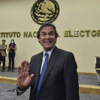Falso que lleve 30 años en el INE, revira Edmundo Jacobo a AMLO