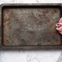 El secreto de las abuelas para dejar relucientes las bandejas del horno quemadas en pocos minutos