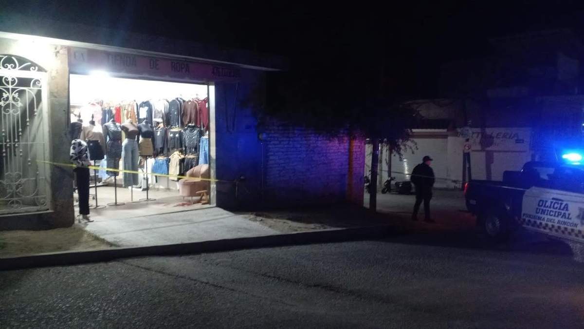 Tienda de ropa donde una mujer, de 25 años, fue atacada y asesinada con un arma de fuego, en la colonia San José de la Presa, León, Guanajuato