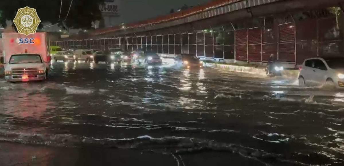 Inundación en Circuito Interior, a la altura de Avenida Oceanía
