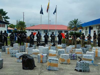 Decomisan en Ecuador millonaria carga de droga que sería transportada en lancha a México