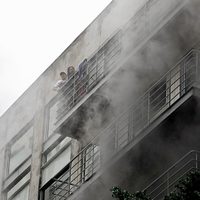 Desalojan a cientos de personas por incendio en conjunto habitacional Puerta Jardín