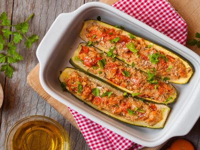 ¿Querés una entrada o cena en un dos por tres? Probá estos zucchinis rellenos de atún que te van a salvar