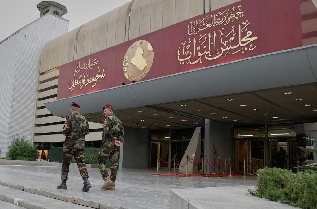Guardias se preparan para la llegada de los miembros del Parlamento al salón del edificio del Parlamento para elegir al presidente de la República, en Bagdad, Irak, el sábado 11 de abril de 2026
