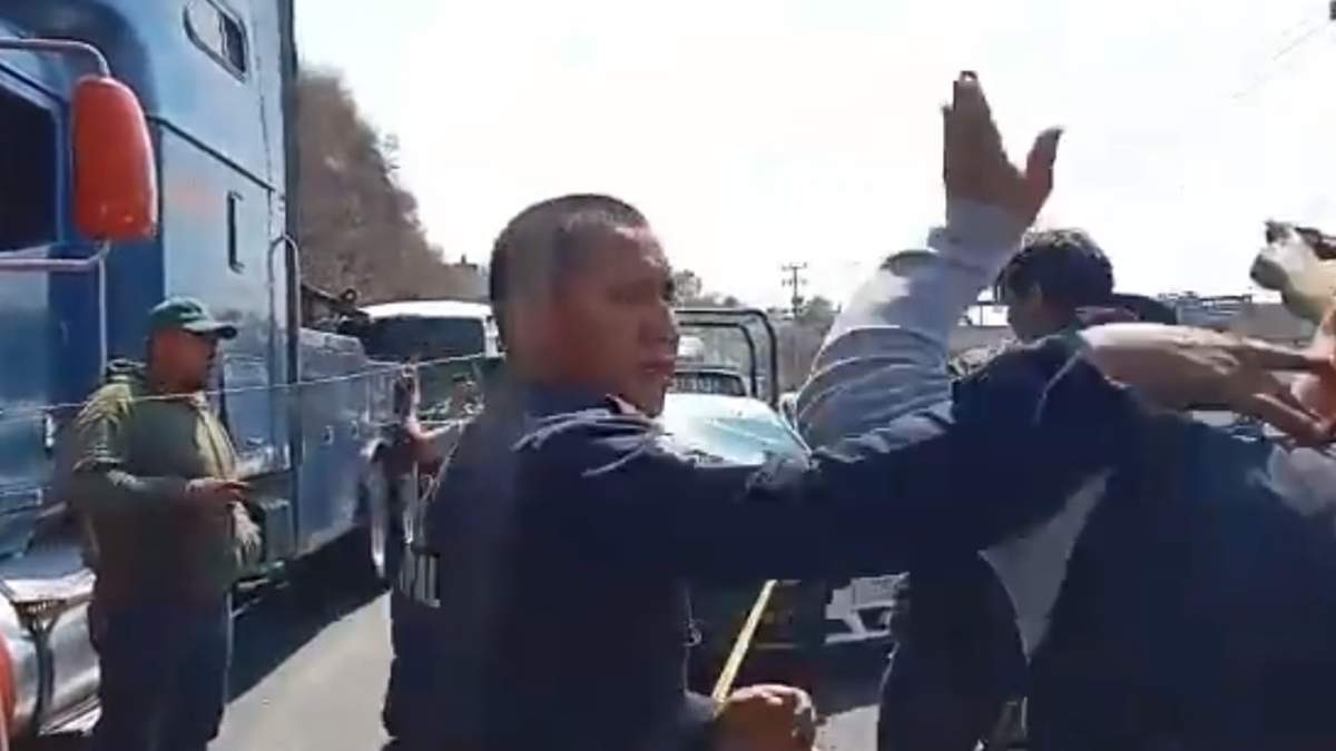 Uno de los uniformados agresores