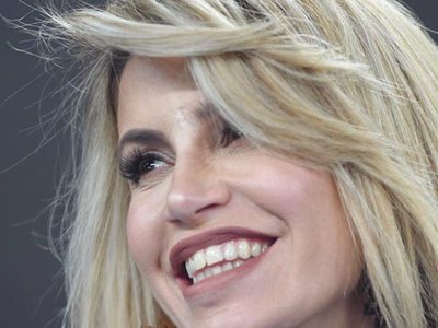 "¡Qué bomba!" Florencia Peña se acostó sobre la arena y posó totalmente ¡como vino al mundo!