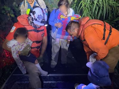 Rescatan a Familia guatemalteca que quedó atrapada en maleza del Río Bravo