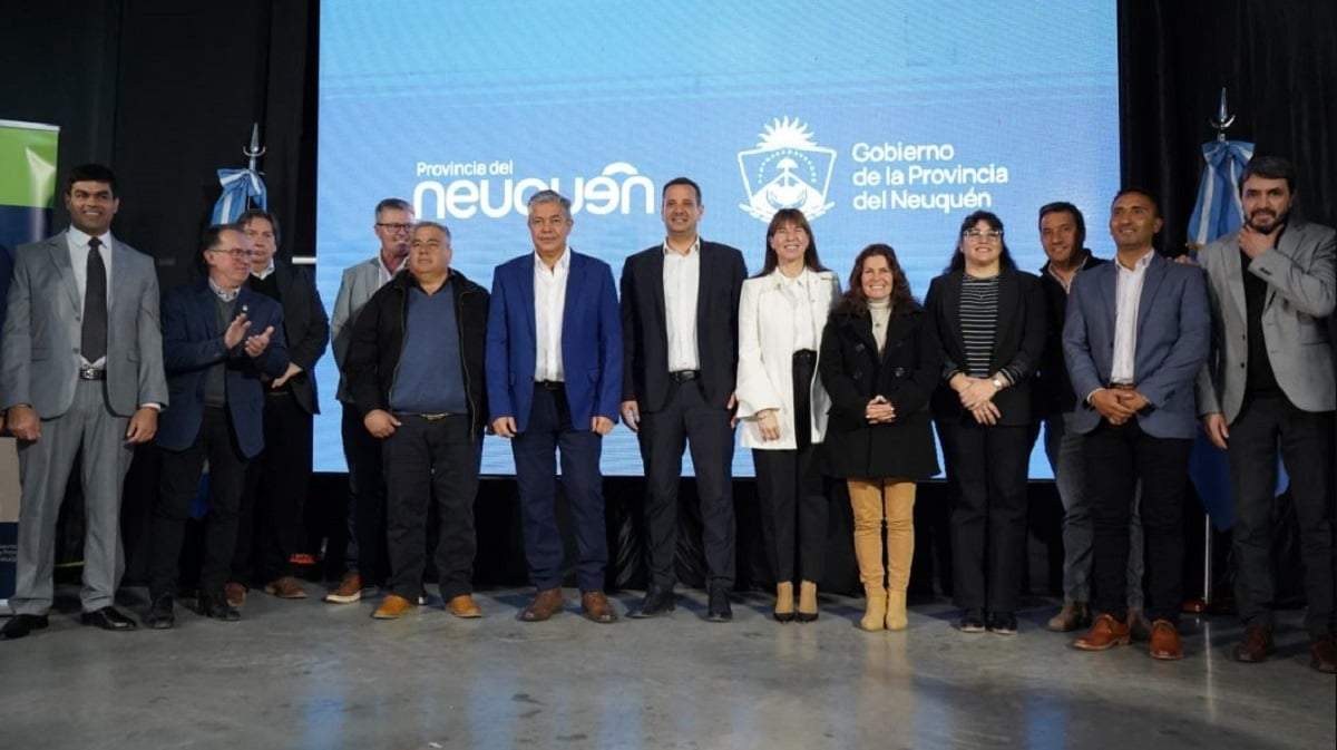 Funcionarios provinciales y de las localidades que integran el programa Emplea Neuquén. Fuente: (Gobierno de Neuquén)